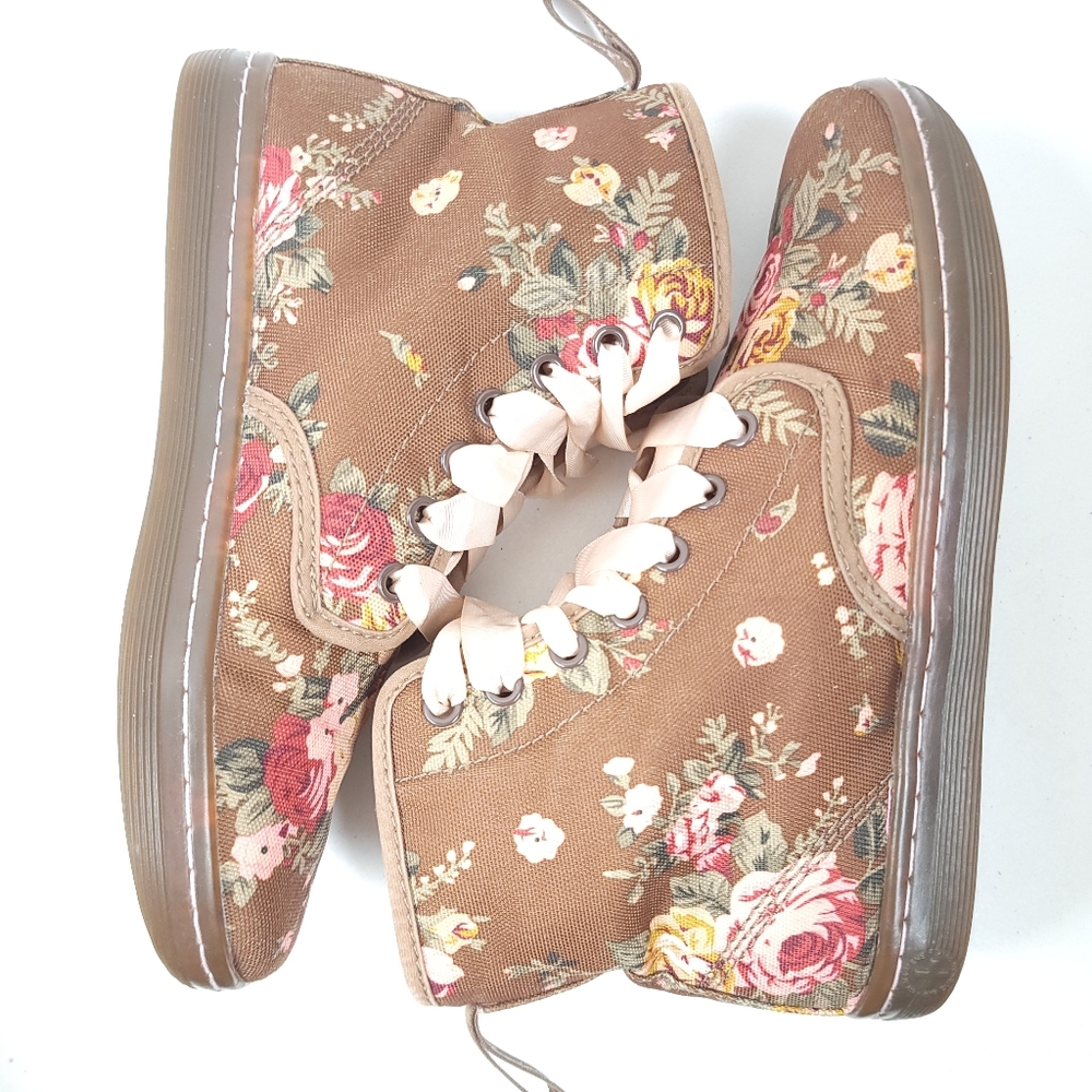 Dr. Martens Shoreditch Victorian Floral Boots - Picture 8 of 12